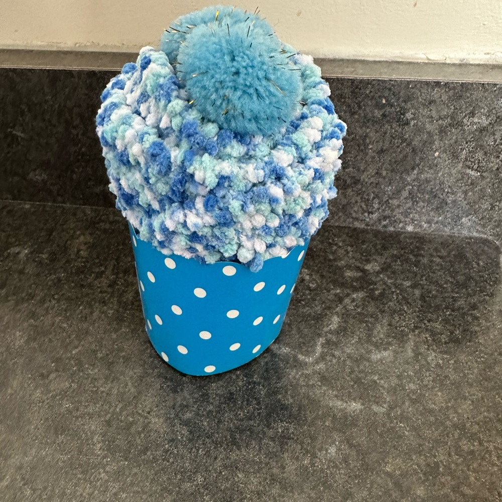 Cosy cupcake, socks with pom-poms